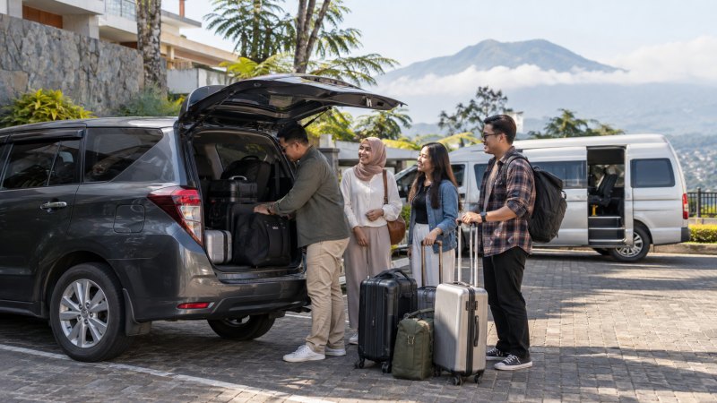 Rombongan dengan barang bawaan memilih kendaraan rental untuk perjalanan bersama.